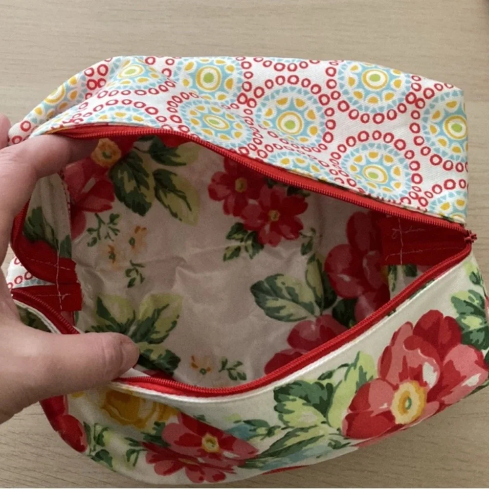 NWOT Set of 2 flora makeup or toiletry bags, large 12” small 10”, matching set